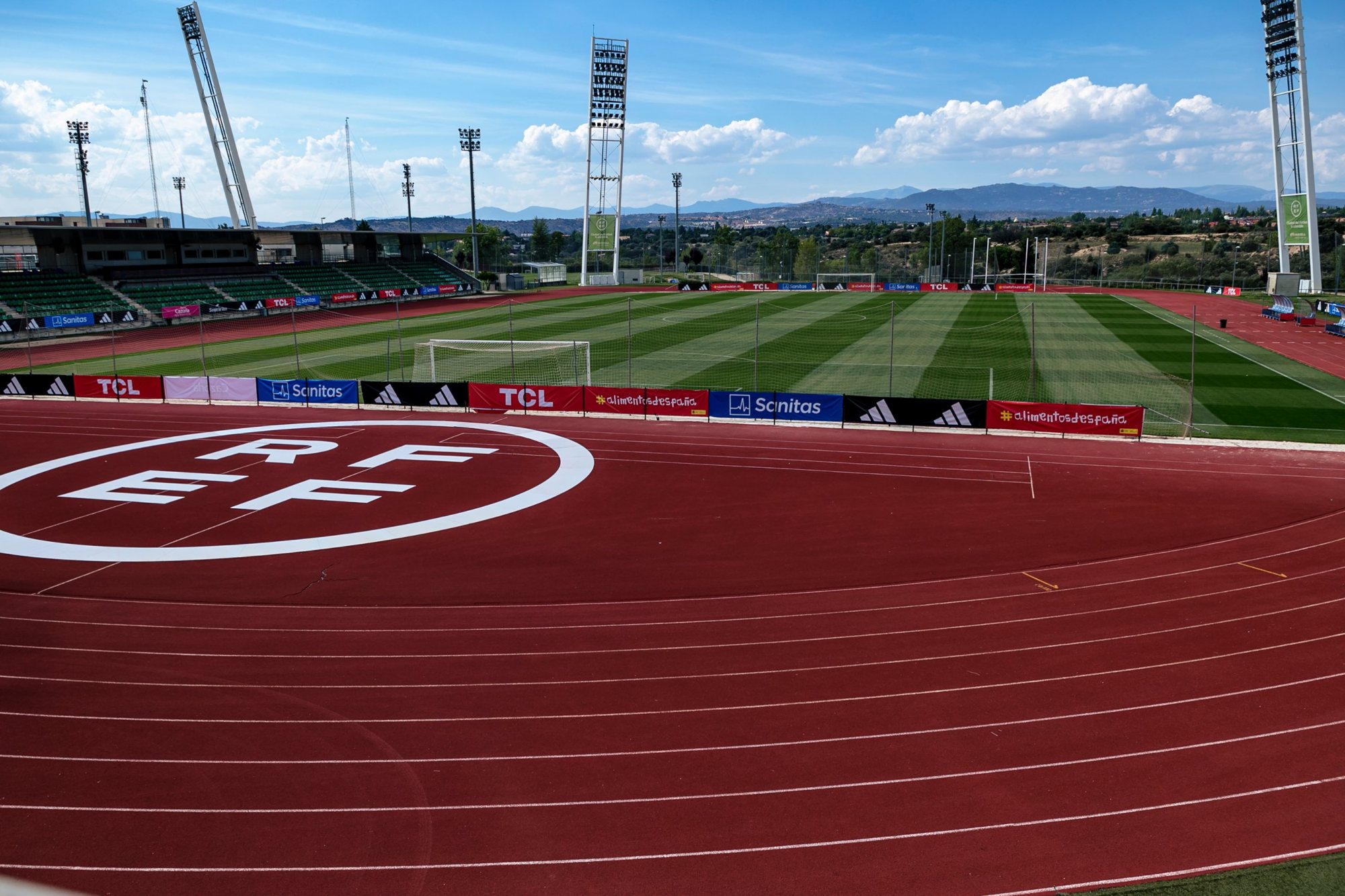 Pista de atletismo con el logo de la RFEF en la Ciudad del Fútbol, fotografiada por Menta para RFEF y Bstadium